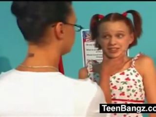 Nastolatka lassie lesbijskie xxx klips z nauczycielka
